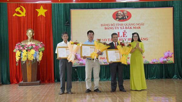 Đảng ủy xã Đăk Mar: Trao tặng Huy hiệu Đảng đợt 2/9 cho 15 đảng viên