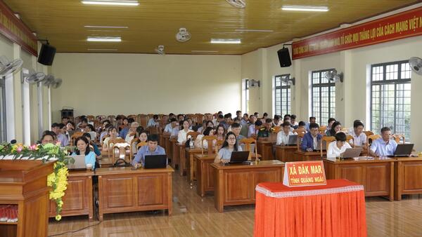 Cán bộ, đảng viên xã Đăk Mar nghiêm túc tham dự Hội nghị toàn quốc nghiên cứu, học tập, quán triệt các Nghị quyết, Chỉ thị của Bộ Chính trị