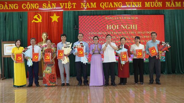 Công bố Quyết định thành lập các chi bộ phòng, ban chuyên môn trực thuộc Đảng ủy xã