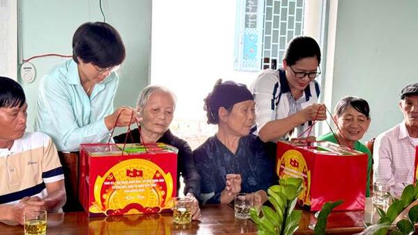 TỔ CHỨC GẶP MẶT CÁC GIA ĐÌNH CHÍNH SÁCH, NGƯỜI CÓ CÔNG