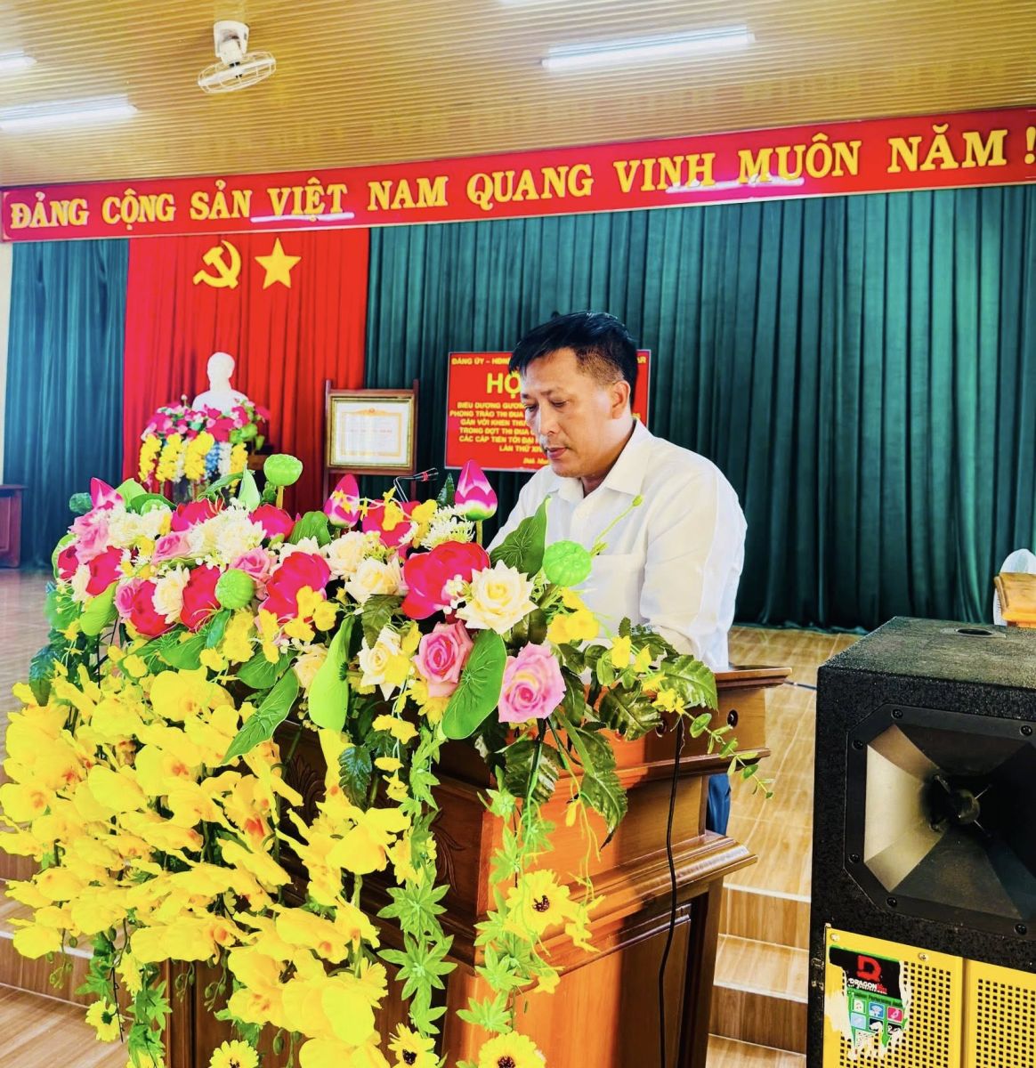 Đồng chí Nguyễn Quang Thịnh - Trưởng Phòng Văn hóa - Xã hội, báo cáo tổng kết phong trào thi đua yêu nước năm 2025